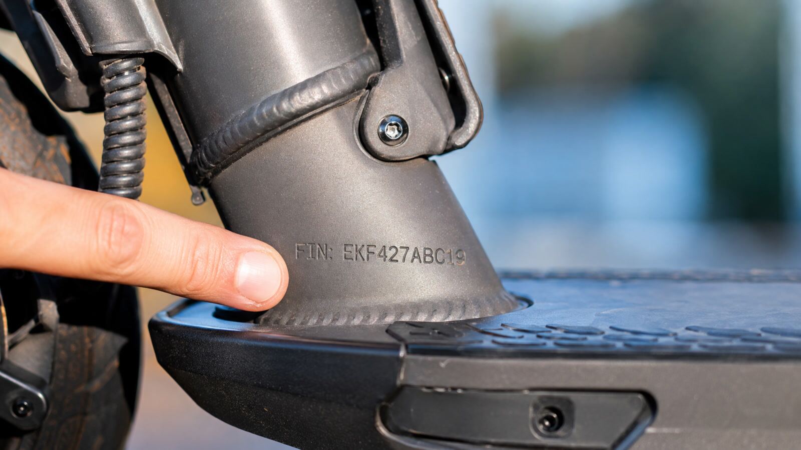Rahmennummer am E-Scooter finden